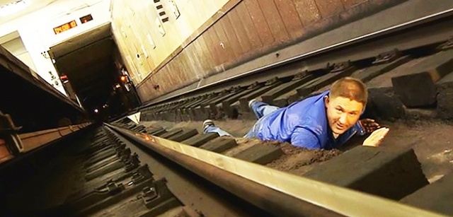 Metroda raylara düşerseniz ne yapmalısınız?