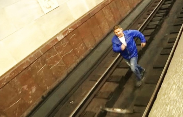 Metroda raylara düşerseniz ne yapmalısınız?