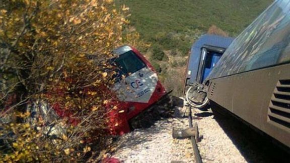 Demiryolunda İşçileri Taşıyan Otolar Çarpıştı 2 Ölü 2 Yaralı