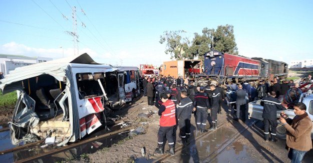 Tunus'ta yolcu treni ile otobüs çarpıştı! 5 Ölü 37 Yaralı