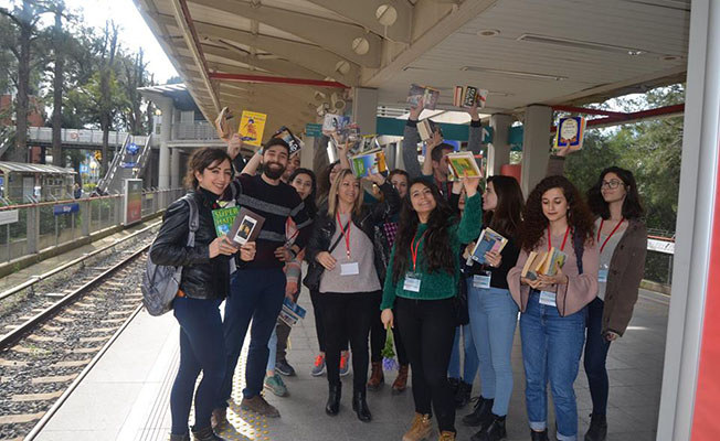 İzmir metrosunda yolculara kitap sürprizi