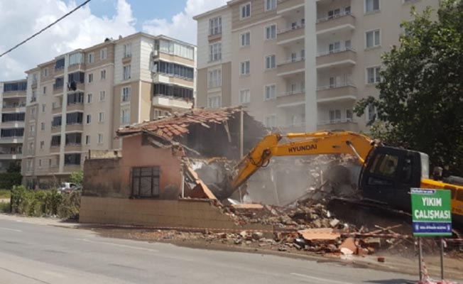 Bursa’da Trafik Akışını Olumsuz Etkileyen Binalar Yıkılıyor