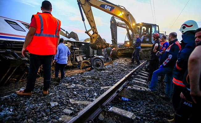 Çorlu'da tren kazasının izleri siliniyor!