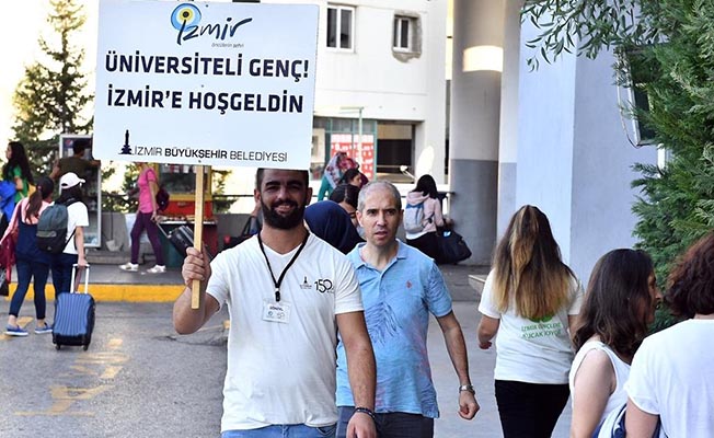 İzmir Otogarı’nda Üniversiteli Gençlere Sürpriz