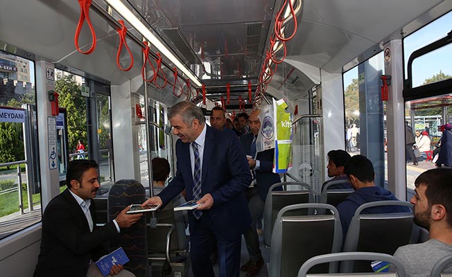 Başkan Çelik, Tramvay Araçlarında Kitap Dağıttı