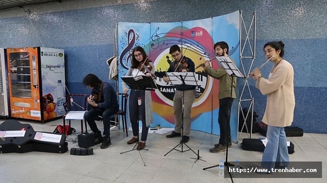Fuaye Müzik Grubu Ankara'da Kızılay Metro İstasyonunda