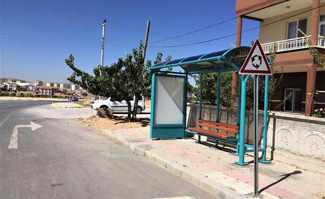 Karaman'da belediye otobüs durakları yenileniyor
