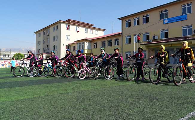 Öğrencilere trafikte bisiklet kullanımı eğitimi