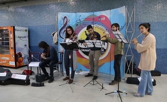 Fuaye Müzik Grubu Ankara'da Kızılay Metro İstasyonunda