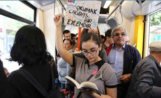 Eskişehir'de Tramvayda Kitap Okuma Etkinliği