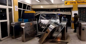 Bursa'da Hızını Alamayan Minibüsü Metro İstasyonunun Gİşeleri Durdurdu