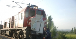 Kütahya'da Geçite Kontrolsüz Giren Kamyonete Tren Çarptı