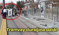 Eskişehir'de ticari araç tramvay durağına daldı
