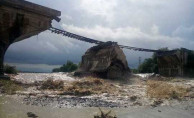 Sel suları demiryolu köprüsünü yıktı! Tren seferleri iptal edildi
