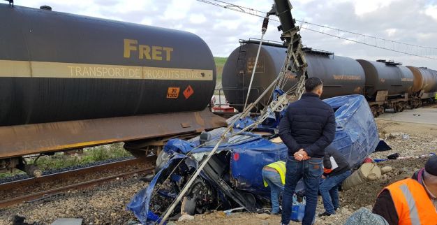 Fas Tanca tren minibüse çarptı 6 ölü 14 yaralı
