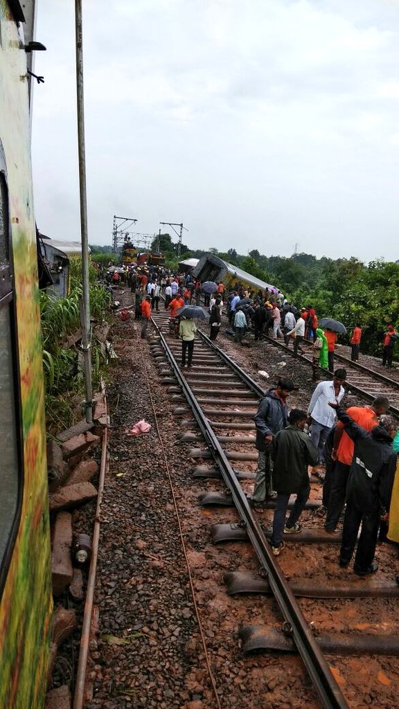 Hindistan da tren raydan çıktı