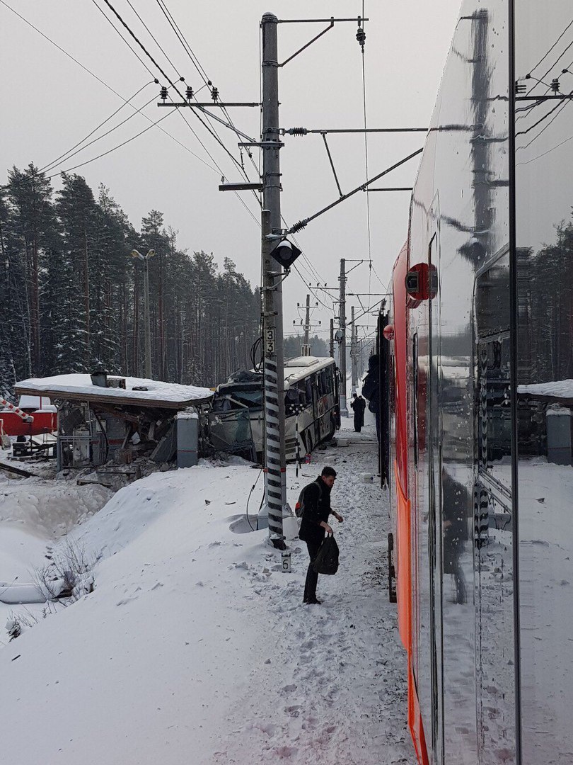 Rusya Leningrad tren otobüse çarptı