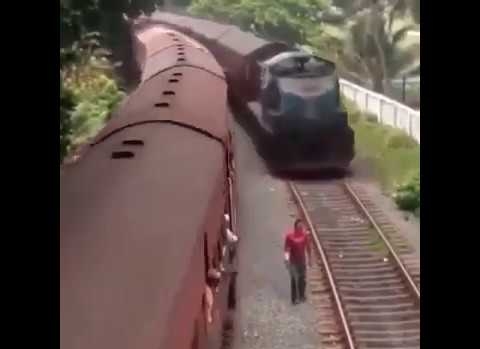 Tren Çarpmasına Ramak Kala Kurtulanlar