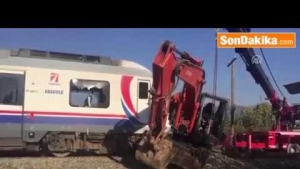 İzmir Bayındır'da Yolcu Treni İş Makinasına Çarptı!
