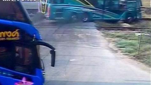 Tayland'da Yolcu Treni 2 Katlı Turist Otobüsüne Çarptı